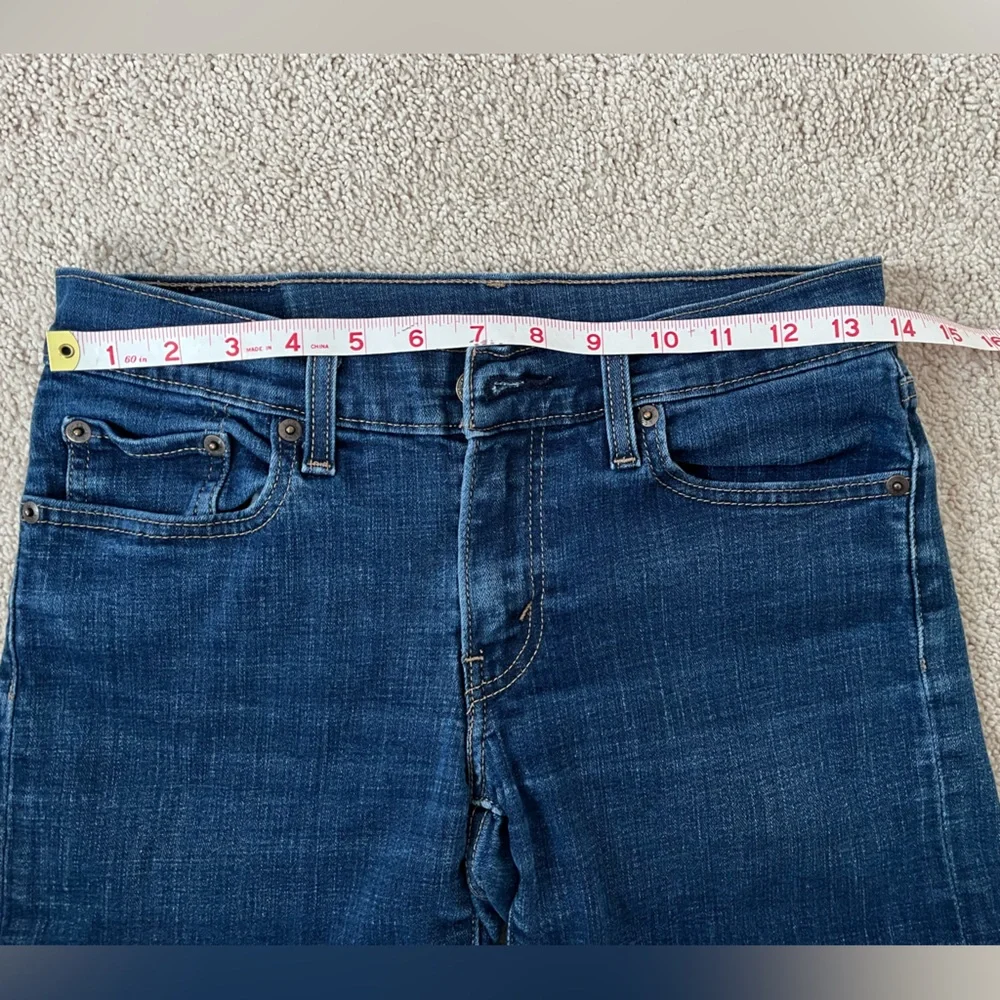 Levi’s Women’s Classic Medium Wash High Waist Denim Jean Shorts Jorts Size 27